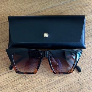 Women’s Sunglasses with Geometric Frame